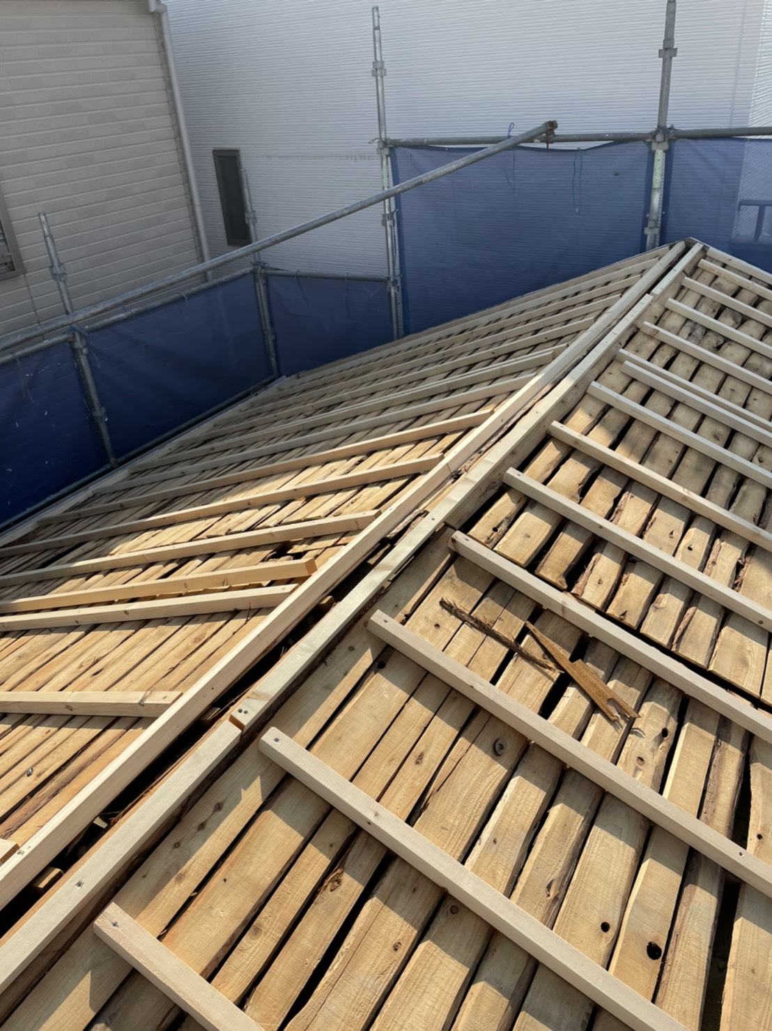 豊中市｜夏の暑さを解消！屋根葺き替え工事で通気断熱