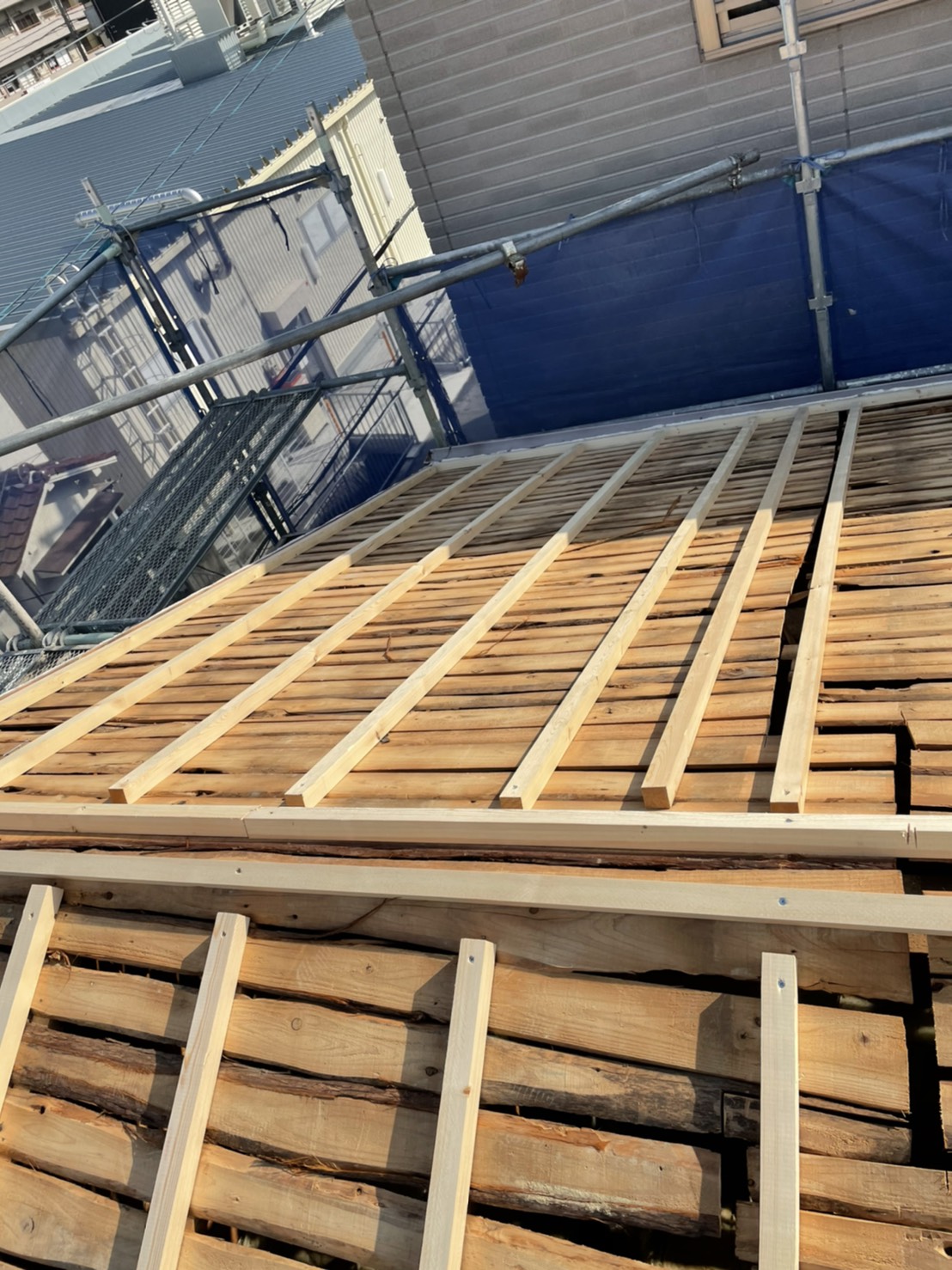 豊中市｜夏の暑さを解消！屋根葺き替え工事で通気断熱