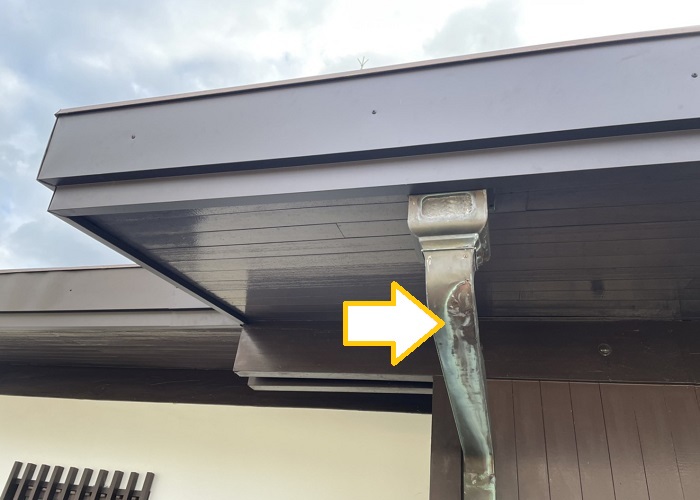 吹田市｜変形した銅製雨樋を塩ビ管へ取替工事！