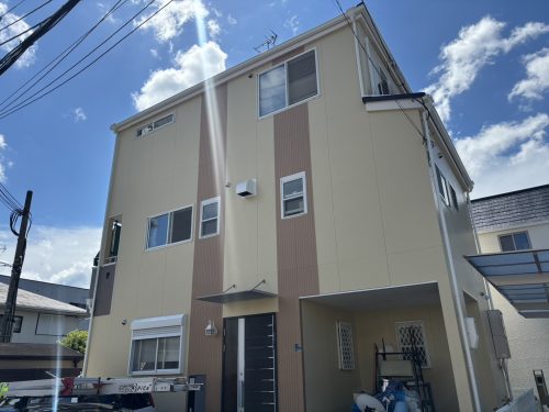 屋根カバーと外壁塗装が完了した様子