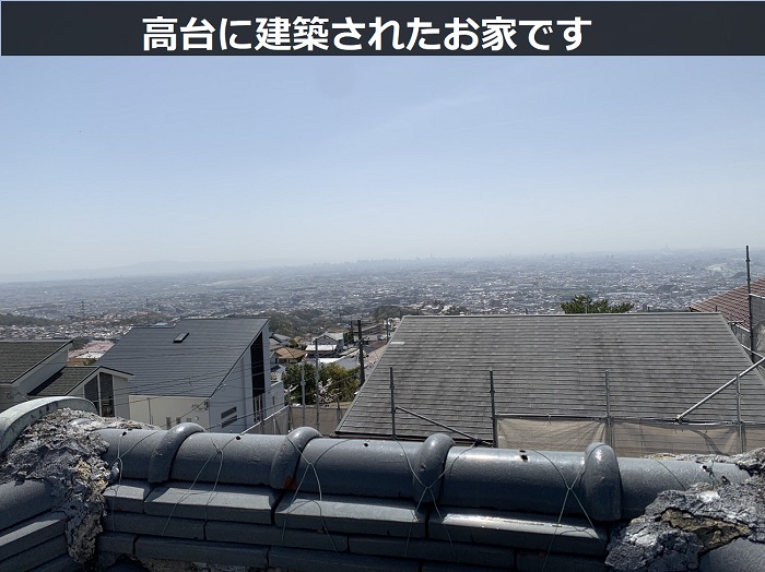 高台に建築された戸建て