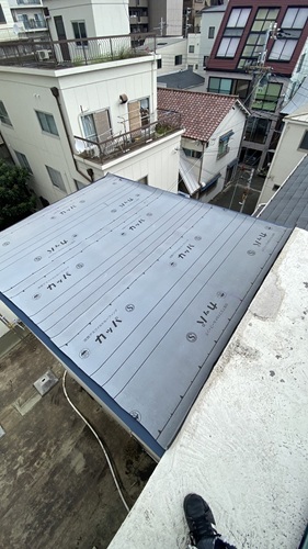 高槻市｜物置屋根雨漏り修理！重ね葺き工事の施工事例