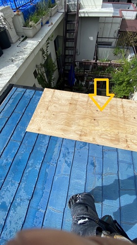 高槻市｜物置屋根雨漏り修理！重ね葺き工事の施工事例