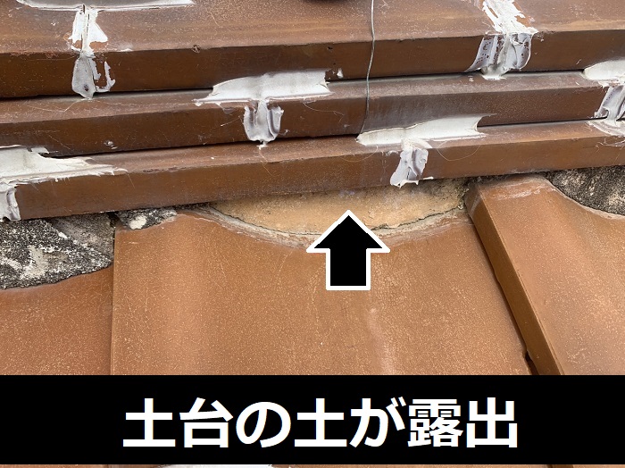 漆喰の剥がれで露出している土