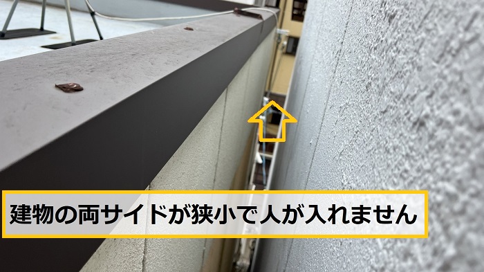池田市｜雨漏り原因は外壁だった？狭い通路に庇屋根を設置した修理事例