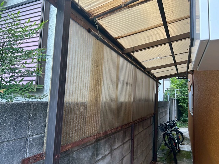高槻市でサイクルポート屋根の波板をポリカ波板へ張り替える前の様子