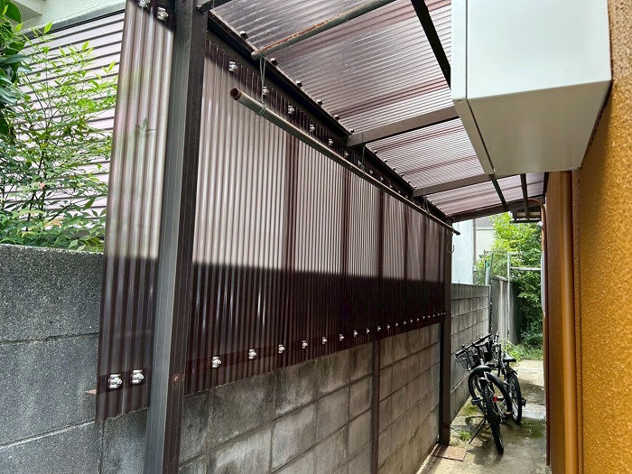 高槻市でサイクルポート屋根の波板をポリカ波板へ張り替えた後の様子