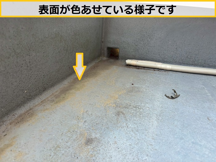 枚方市｜2階バルコニーのFRP防水からの雨漏り原因を無料診断！