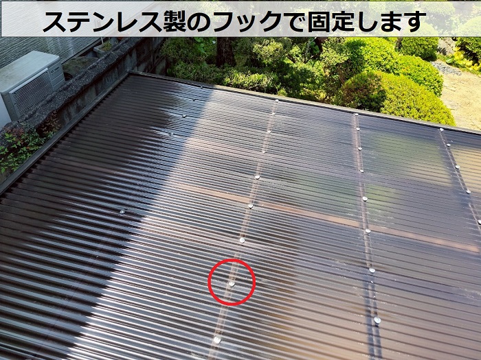 高槻市カーポート屋根の波板貼り替えでポリカ波板を使用する現場で波板固定