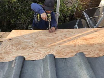 庇板金葺き替え　野地板施工