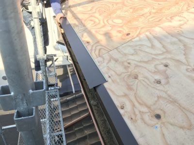 庇板金葺き替え　水切り施工