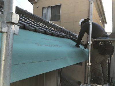 庇板金葺き替え　防水シート張り