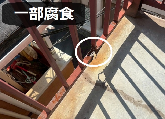 鉄骨階段が錆びて腐食している様子