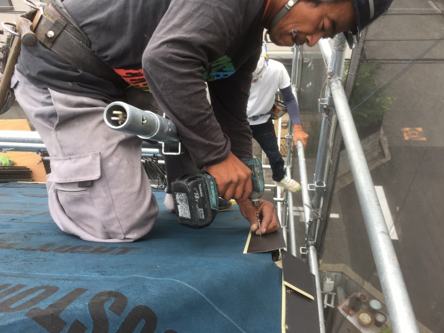 屋根カバー工事　水切り板金の設置