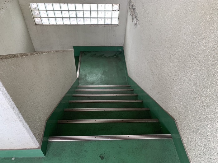 豊中市でのハイツで共用廊下階段へ長尺シートとステップシートを貼る前の様子