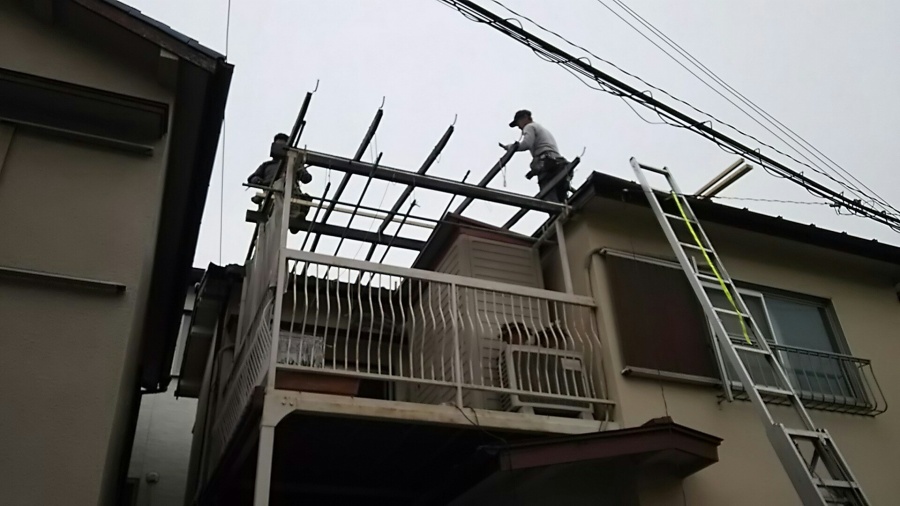 既存波板に垂木を取り付ける