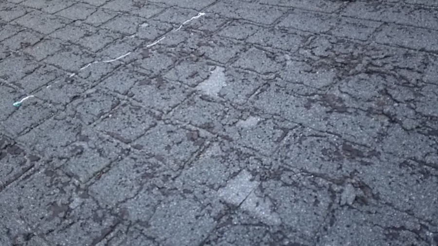 剥がれたアスファルトシングル