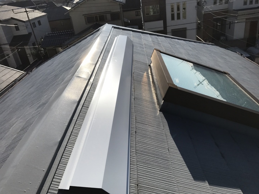 新しい棟板金の設置
