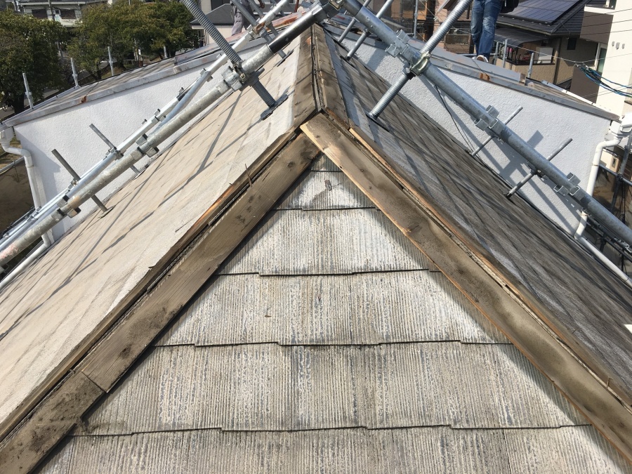 屋根重ね葺き工法　棟版板金の交換　棟板金を外した所