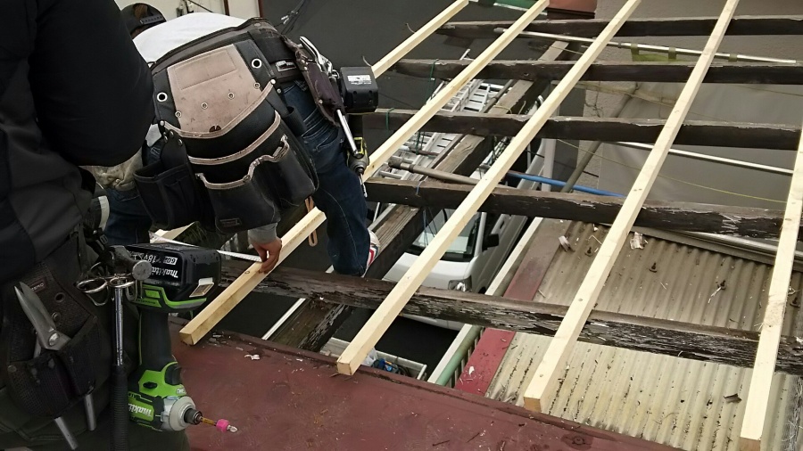 既存波板に垂木を取り付ける