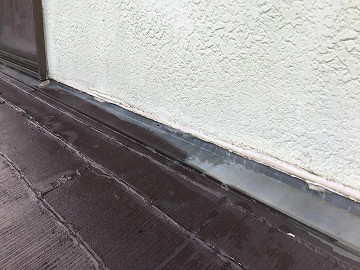 雨漏り調査　下屋根の調査　壁際周り