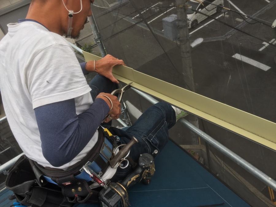 屋根カバー工事　水切り板金の加工