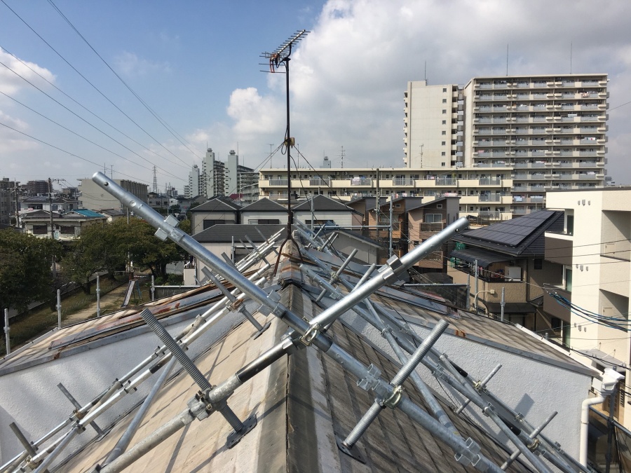 屋根重ね葺き工法　棟版板金の交換　棟板金を外した所