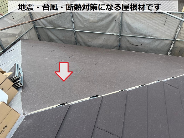 大阪市での屋根耐震工事で地震に強いガルバリウム鋼板屋根材を葺いている様子