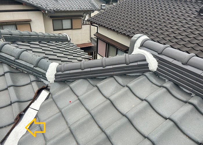 豊中市｜瓦屋根の雨漏り！？銅製谷板金に穴あき発生の修理ポイントを解説