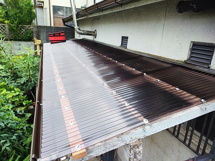 小野市で物置屋根のポリカ波板を張り替えた後の様子