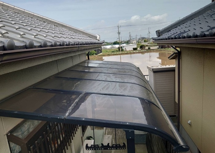 吹田市でテラス屋根のアクリル板をポリカーポネードへ交換する前の様子