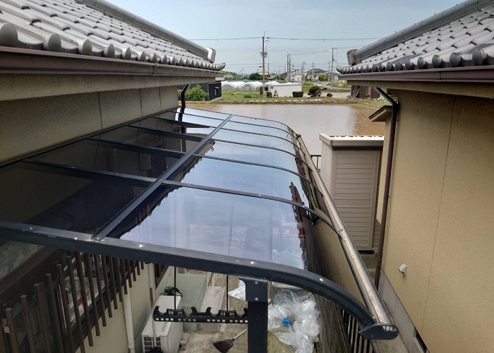 吹田市でテラス屋根のアクリル板をポリカーポネードへ交換完了