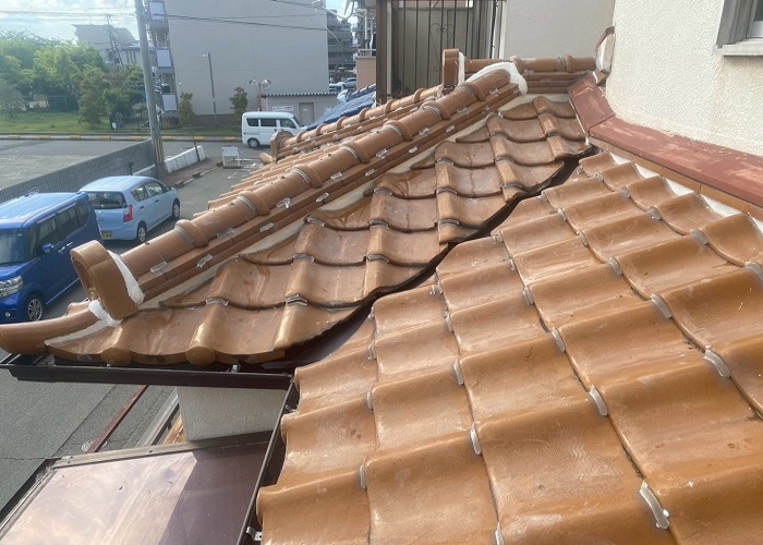 高槻市で1階部分への雨漏り修理として谷板金と漆喰を交換する現場で施工完了