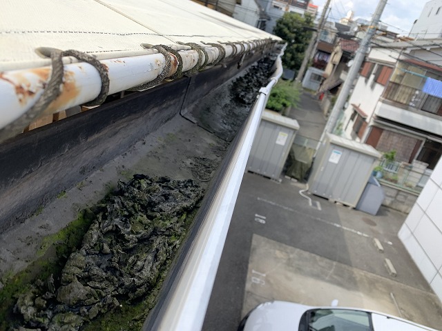 清掃前の倉庫・雨どい