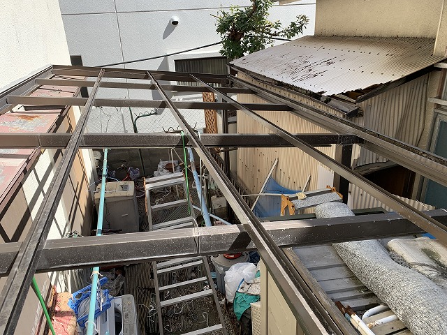 抜け落ちた軒先の波板屋根