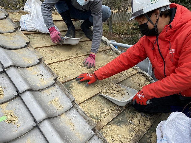 割れた瓦と傷んだ葺き土を撤去