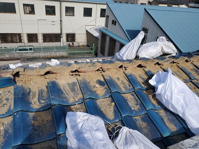 崩れた瓦と傷んだ葺き土を撤去