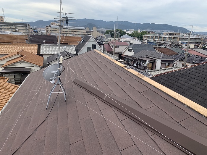 高槻市で風災を受けたカラーベスト屋根を部分修理する前の様子