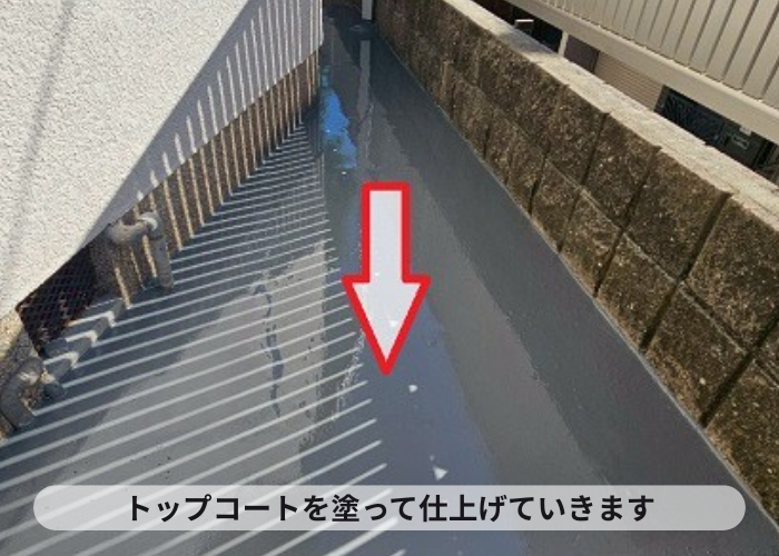 豊中市で雨漏り補修として潜り車庫上に部分的な防水工事を行った現場でトップコート塗布