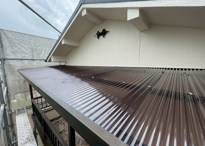 吹田市で2階ベランダ屋根の波板をタキロンポリカ波板へ張り替えた後の様子
