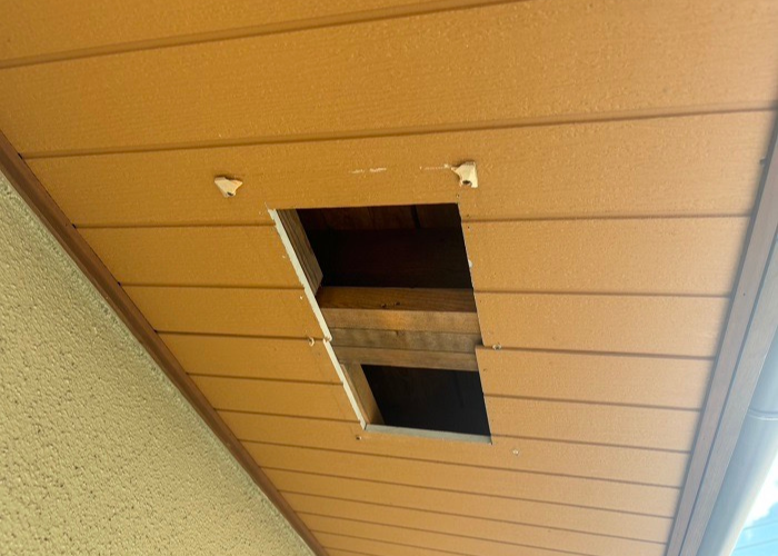 枚方市で軒天の換気口を交換する前の様子