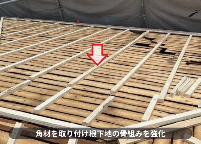 吹田市での瓦屋根葺き替え工事で角材を取り付けている様子