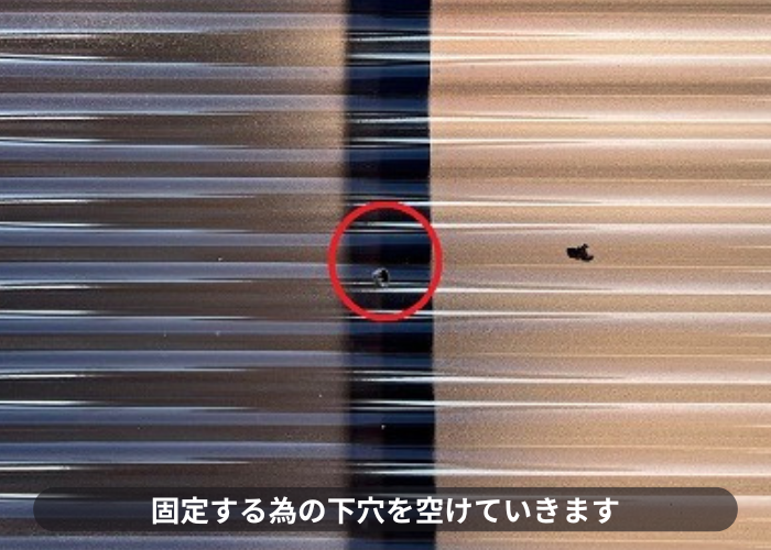 池田市ポリカ波板を固定する為の下穴を空けている様子