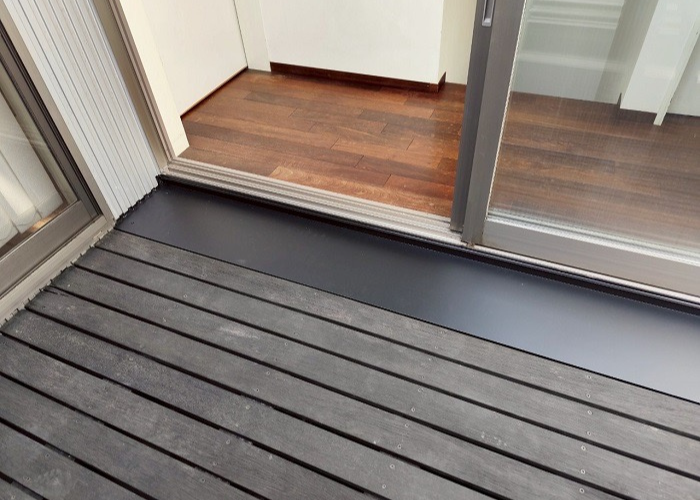 豊中市でウッドデッキ下の雨漏り修理として低価格な板金工事を行った後の様子