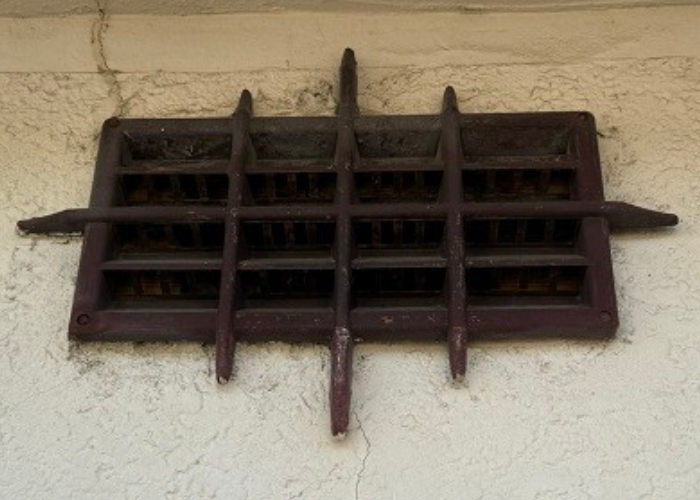 大阪市　2階部分の換気口に害虫の侵入を防ぐために網を貼る前の様子