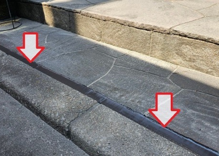 玄関先の土間をシーリングで補修した様子