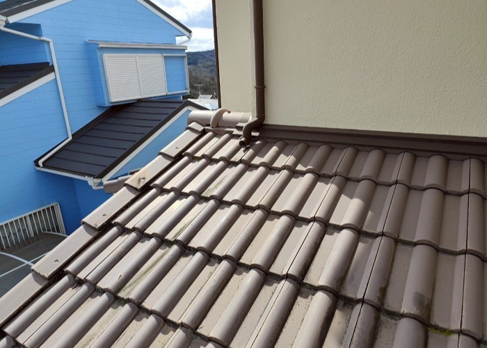 大阪市で下屋根上の這樋部分補修でパイプを取り替える前の様子