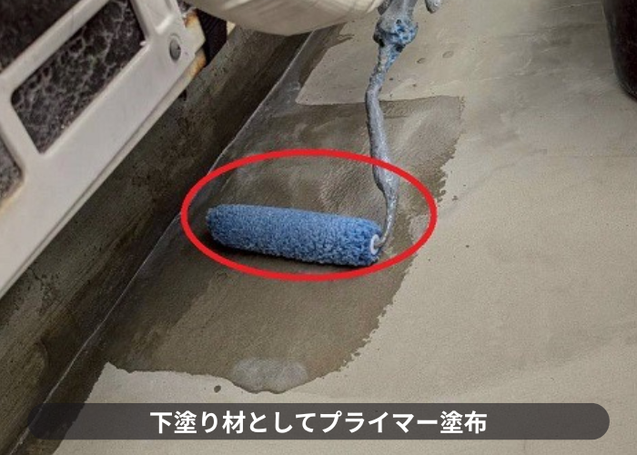 吹田市　ひび割れたベランダ床にウレタン防水密着工法を行った現場でプライマー塗布