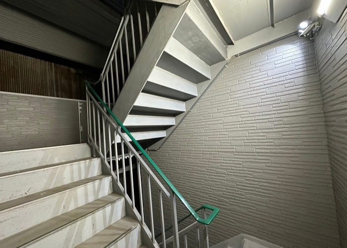 大阪市で3階建てアパートの部分塗装工事として鉄骨階段へ錆止め塗装する前の様子