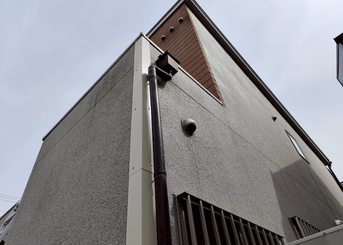 大阪市で外壁補修工事として窯業サイディングのコーナーに板金をカバーした後の様子